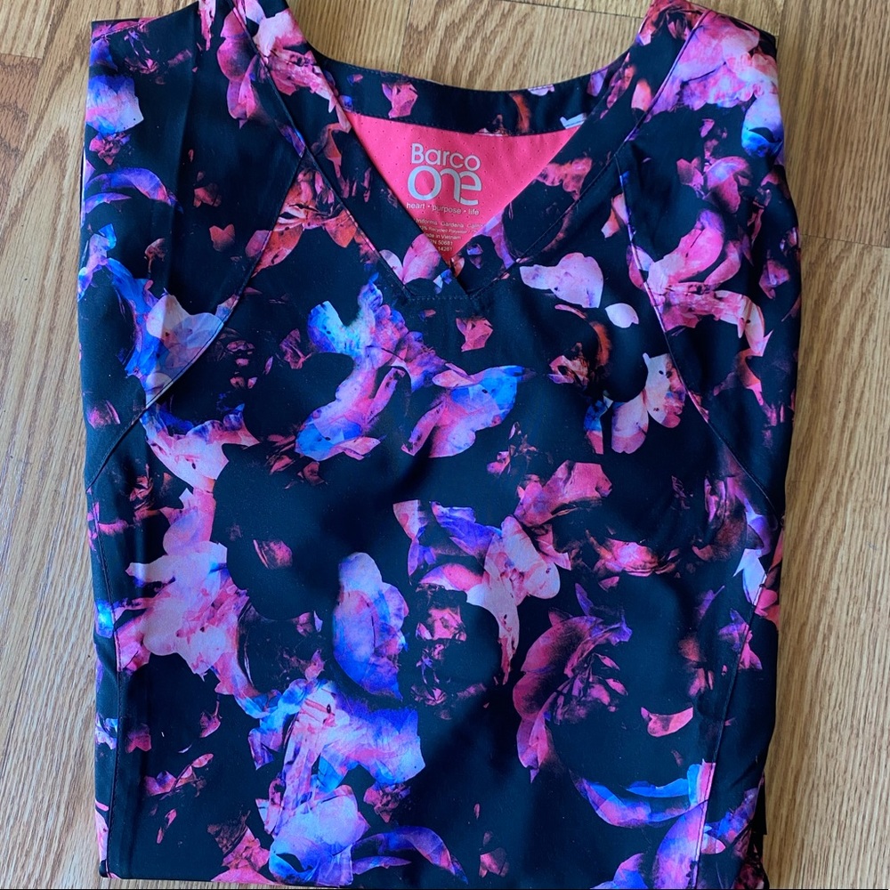 Barco scrub top V-Neck